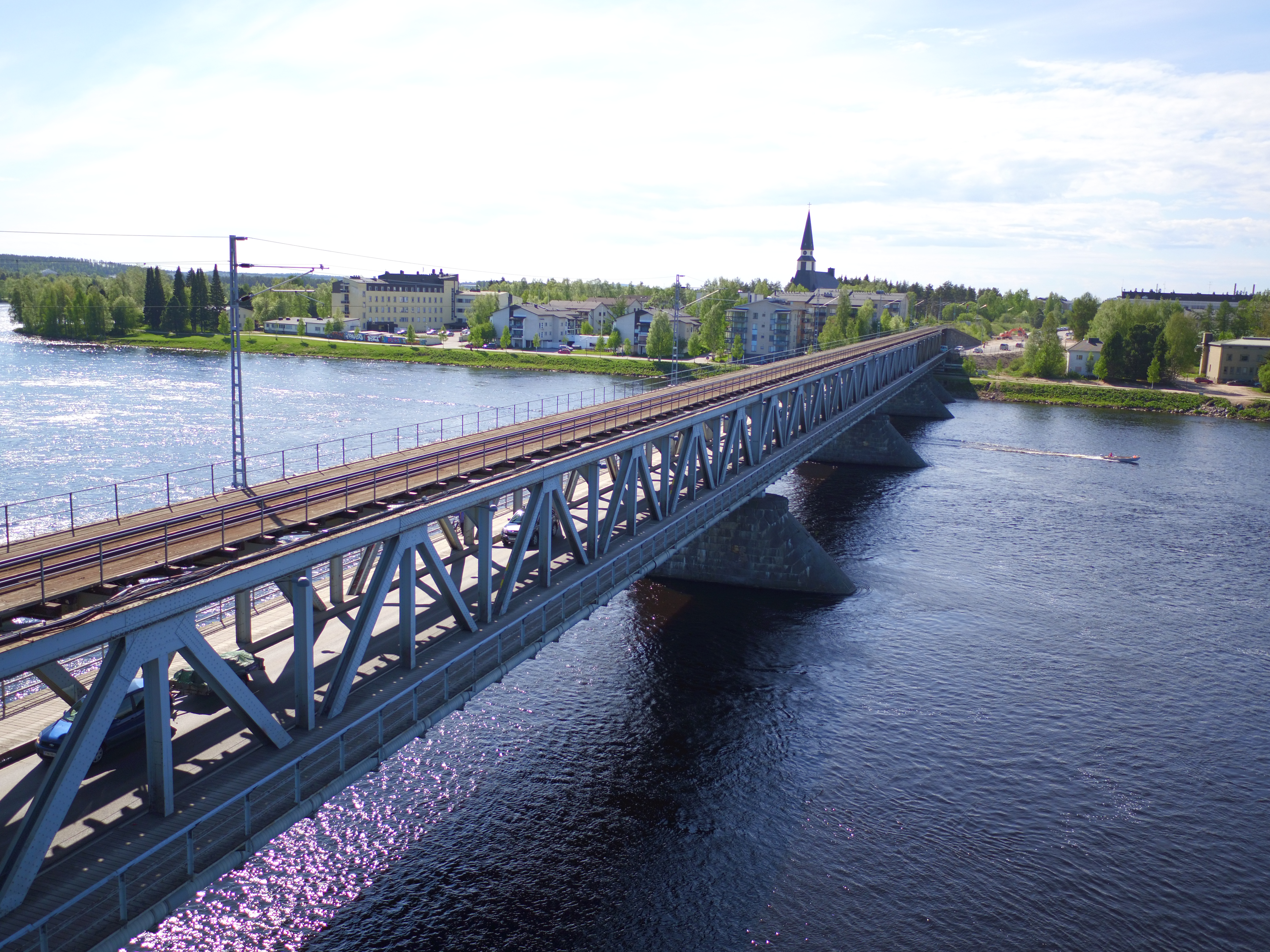 Rovaniemellä Ounaskosken silta ylittää Ounasjoen