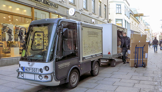 Pienet sähköajoneuvot kuljettavat kauppojen paketteja Ruotsissa Göteborgissa